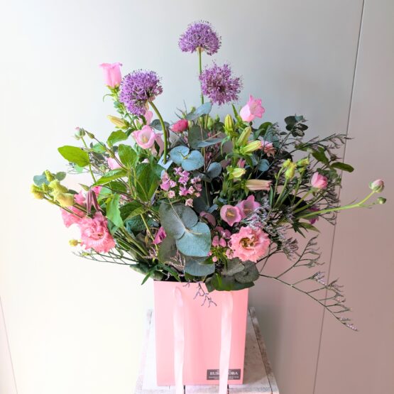 roze-paars lenteboeket in zakje